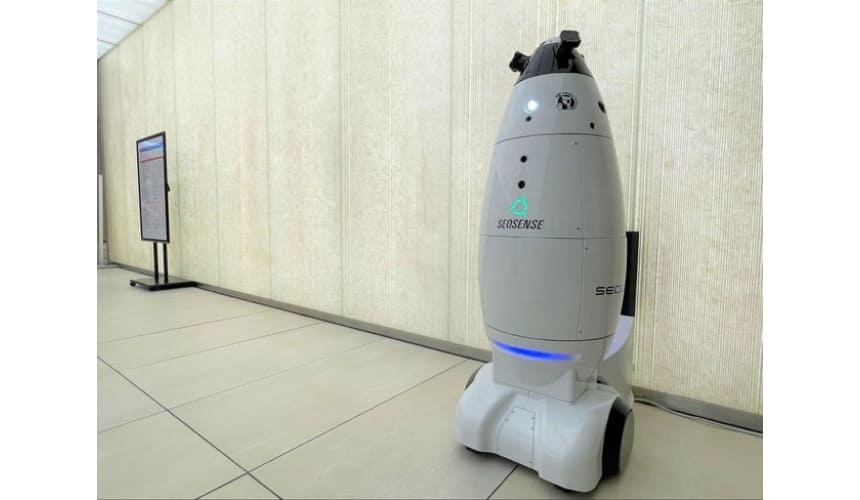 東京駅前の商業施設「ＫＩＴＴＥ」にて警備ロボットの実証実験