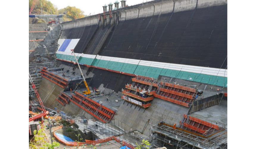 鹿島、ダムのコンクリート打設で、一連の型枠作業を全自動化するシステムを開発